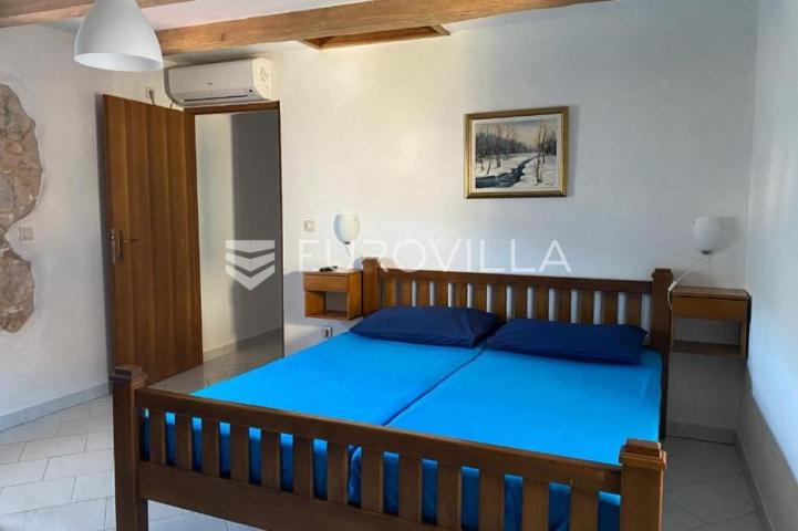 Hvar, Vrbanj, autohtona kamena kuća s bazenom