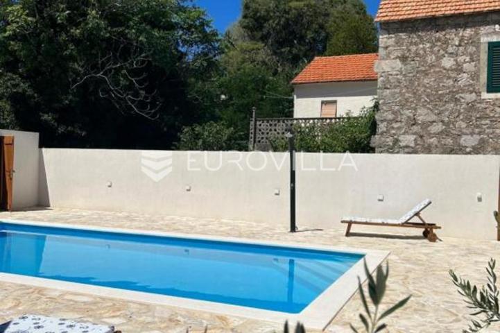 Hvar, Vrbanj, autohtona kamena kuća s bazenom