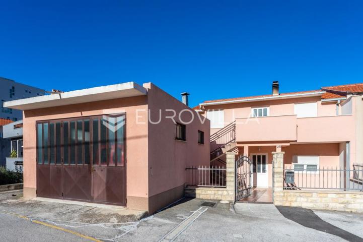 Split, Kila, dvojna kuća sa 3 stana na mirnoj lokaciji