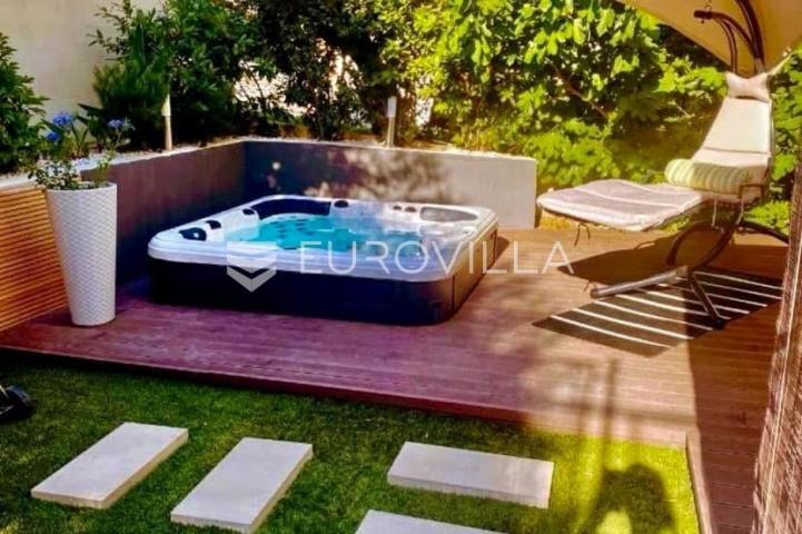 Strožanac najam dvosobnog stan s vrtom bazenom, saunom i jacuzzijem 