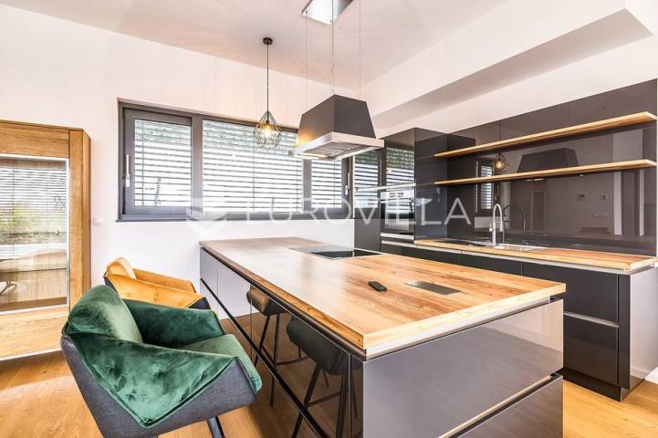 Samobor, Giznik EKSLUZIVNA NOVOGRADNJA vila 286 m2 na parceli 500 m2