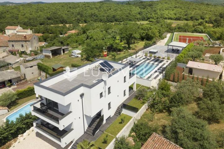 Istra, Flengi, moderna vila sa impozantnom okućnicom i pogledom na more