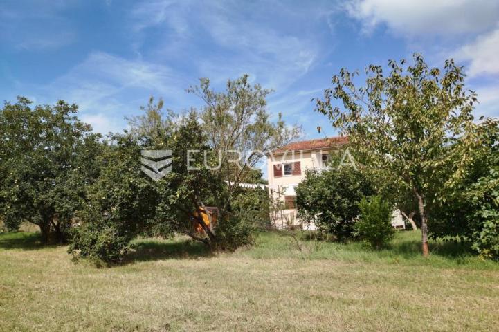 Pula, Busoler – Prostrano građevinsko zemljište 1360 m2 za dom iz snova blizu centra grada