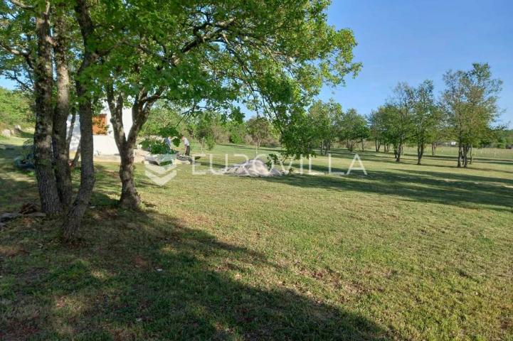 Istra, Rovinj, poljoprivredno zemljište 11818m2  s upisanim objektom od 30m2