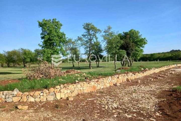 Istra, Rovinj, poljoprivredno zemljište 11818m2  s upisanim objektom od 30m2