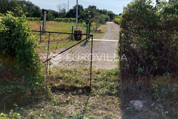 Pula, građevinsko zemljište za 4 stambene jedinice  1776 m2 - medulinska cesta