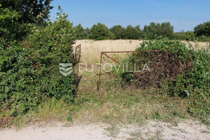 Pula, građevinsko zemljište za 4 stambene jedinice  1776 m2 - medulinska cesta