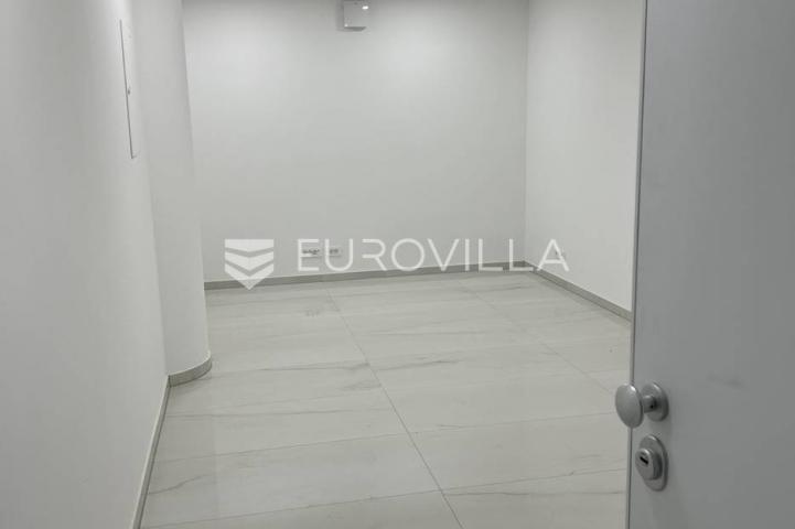 Pula, Centar, adaptiran i uređen poslovni prostor u strogom centru, 18 m²