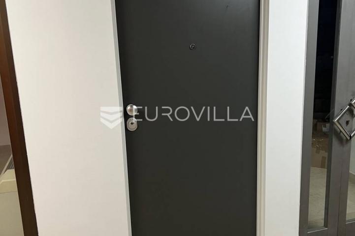 Pula, Centar, adaptiran i uređen poslovni prostor u strogom centru, 18 m²