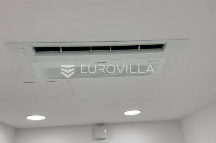 Pula, Centar, adaptiran i uređen poslovni prostor u strogom centru, 18 m²
