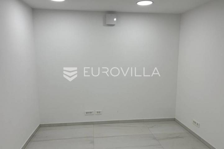 Pula, Centar, adaptiran i uređen poslovni prostor u strogom centru, 18 m²