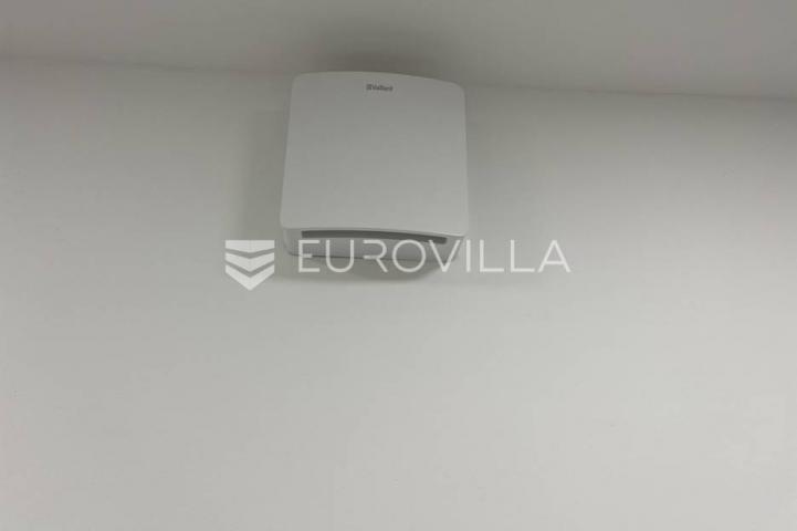 Pula, Centar, adaptiran i uređen poslovni prostor u strogom centru, 18 m²