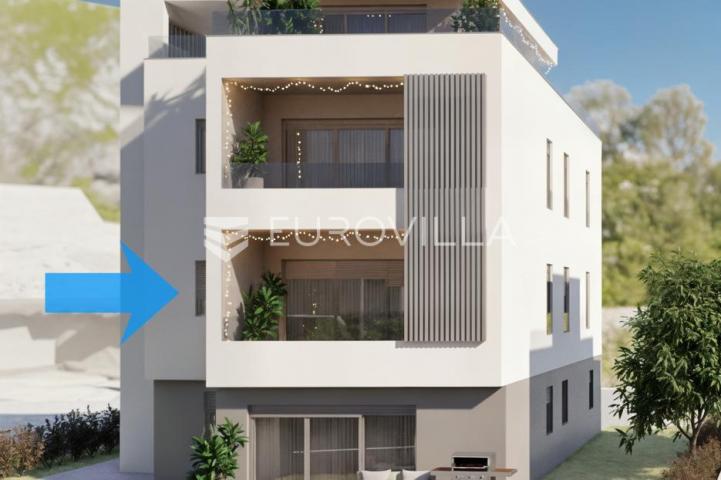 Kaštel Stari, trosoban stan s tri lođe, prvi kat