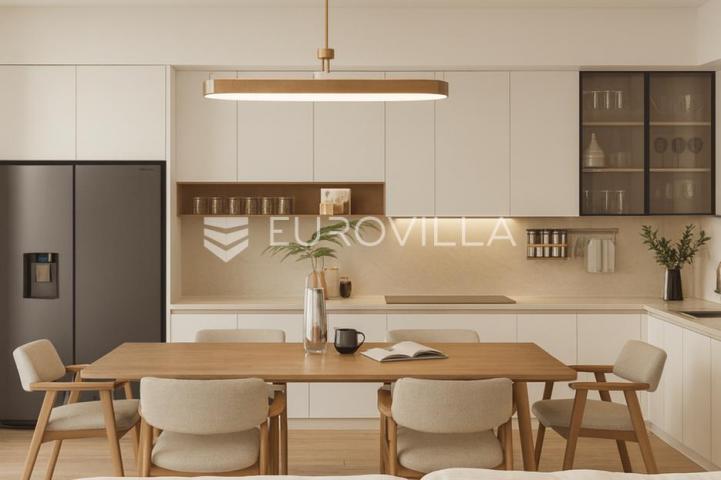 Kaštel Stari, trosoban stan s tri lođe, prvi kat