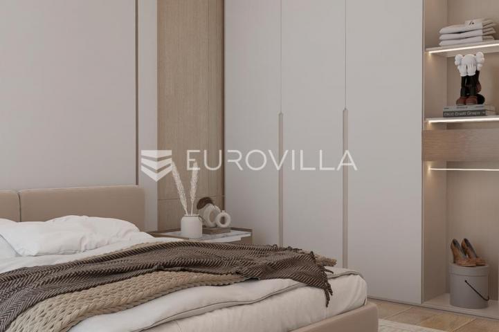 Kaštel Stari, trosoban stan s tri lođe, prvi kat
