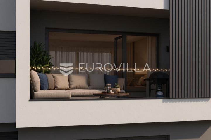 Kaštel Stari, trosoban stan s tri lođe, prvi kat