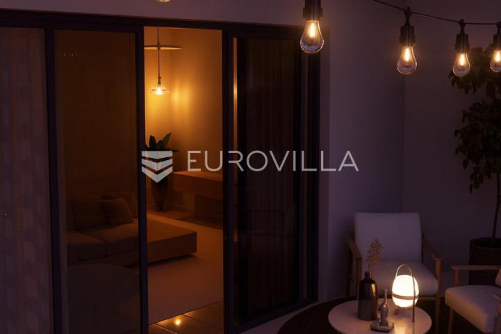 Kaštel Stari, trosoban stan s tri lođe, prvi kat