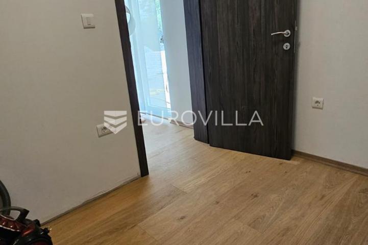 Istra, Pula, moderan trosobni stan 68 m² s terasom 80 m u blizini mora