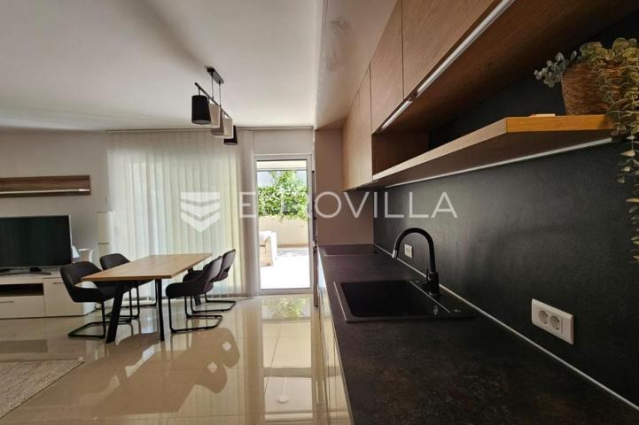 Istra, Pula, moderan trosobni stan 68 m² s terasom 80 m u blizini mora
