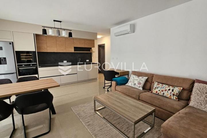 Istra, Pula, moderan trosobni stan 68 m² s terasom 80 m u blizini mora