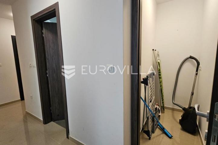 Istra, Pula, moderan trosobni stan 68 m² s terasom 80 m u blizini mora