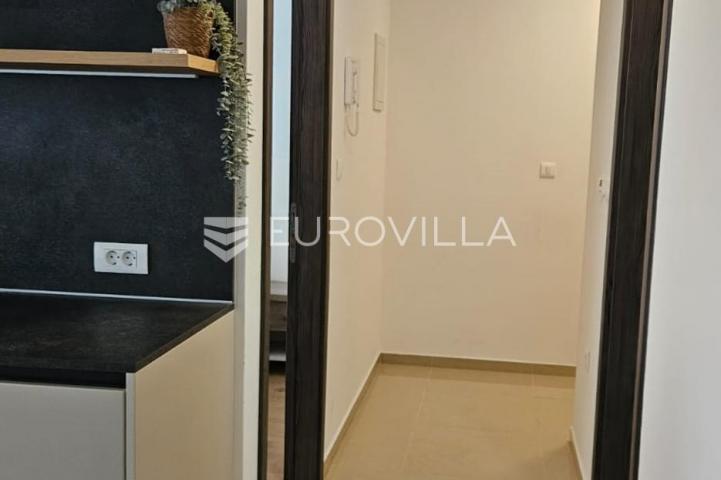 Istra, Pula, moderan trosobni stan 68 m² s terasom 80 m u blizini mora