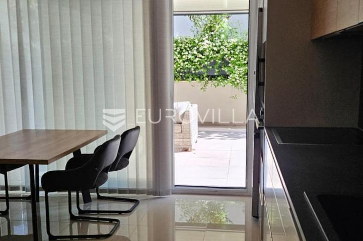Istra, Pula, moderan trosobni stan 68 m² s terasom 80 m u blizini mora