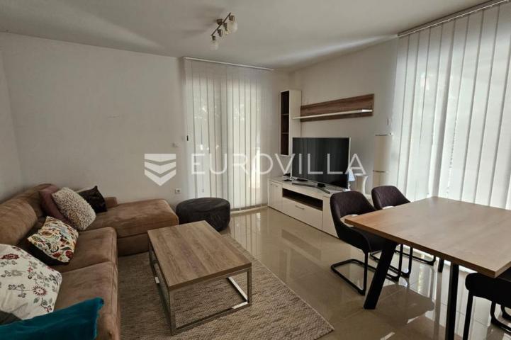 Istra, Pula, moderan trosobni stan 68 m² s terasom 80 m u blizini mora
