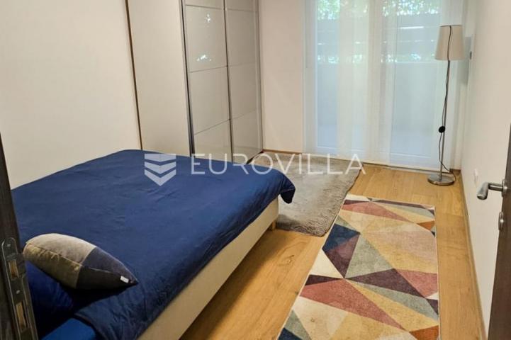 Istra, Pula, moderan trosobni stan 68 m² s terasom 80 m u blizini mora