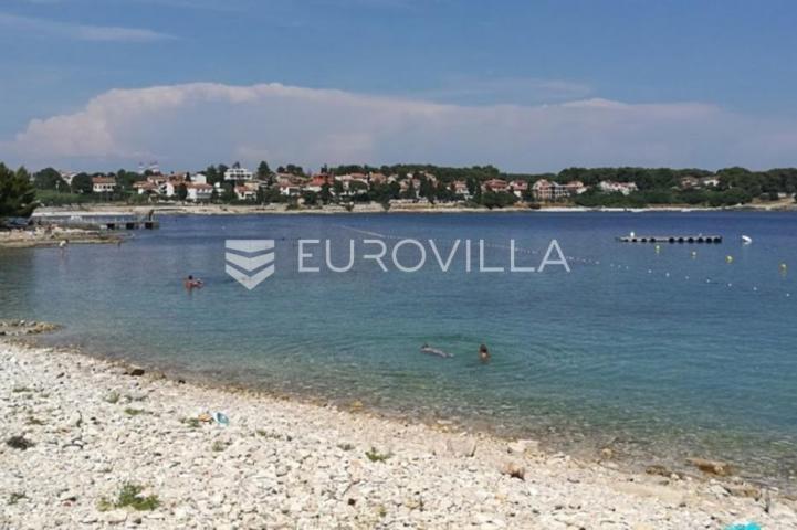 Istra, Pula, moderan trosobni stan 68 m² s terasom 80 m u blizini mora