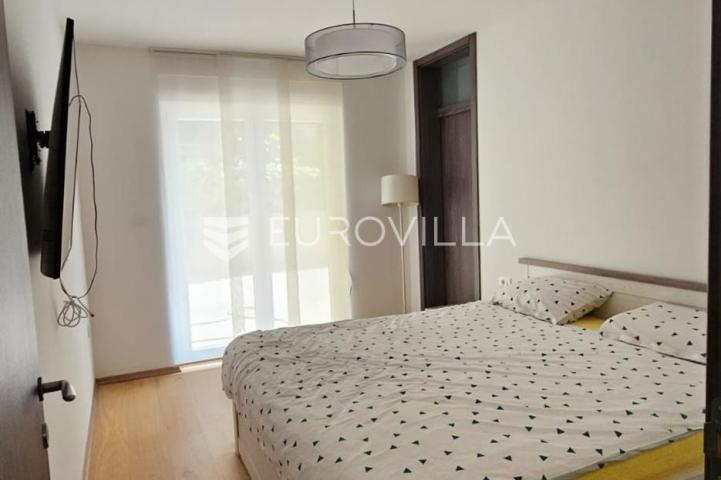 Istra, Pula, moderan trosobni stan 68 m² s terasom 80 m u blizini mora