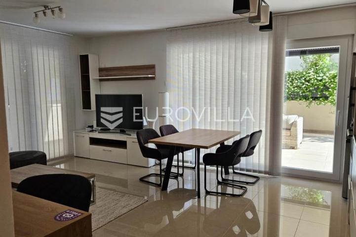 Istra, Pula, moderan trosobni stan 68 m² s terasom 80 m u blizini mora