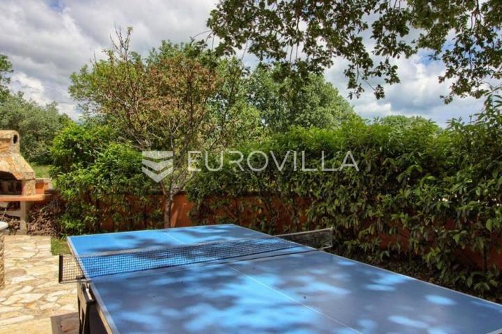 Medulin, velika samostojeća kuća 360 m² s bazenom