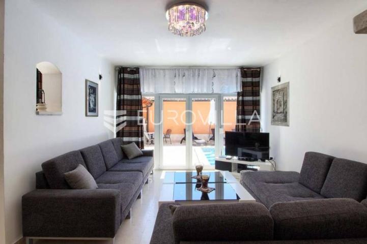 Medulin, velika samostojeća kuća 360 m² s bazenom