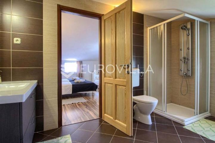 Medulin, velika samostojeća kuća 360 m² s bazenom