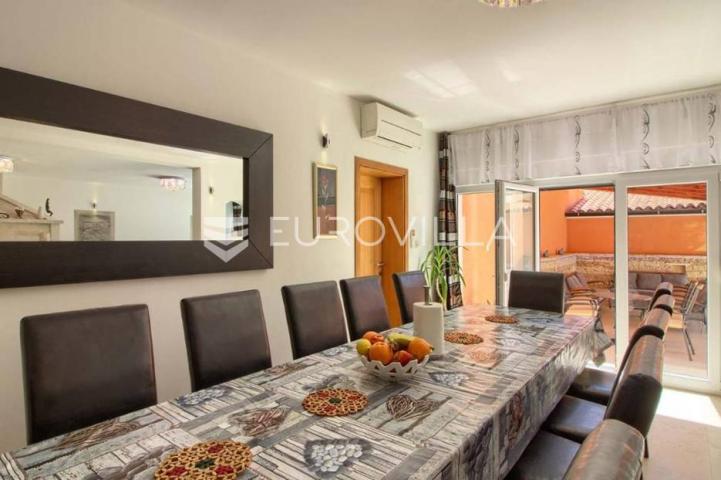 Medulin, velika samostojeća kuća 360 m² s bazenom