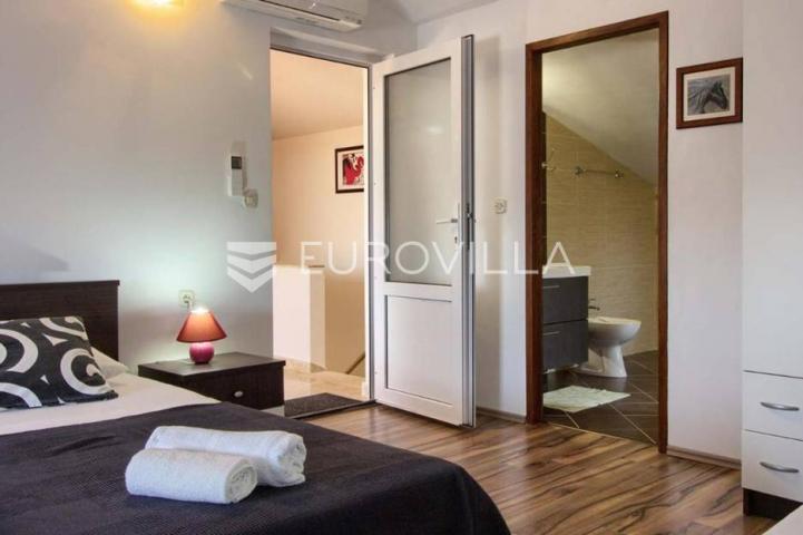 Medulin, velika samostojeća kuća 360 m² s bazenom