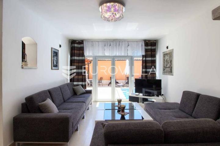 Medulin, velika samostojeća kuća 360 m² s bazenom