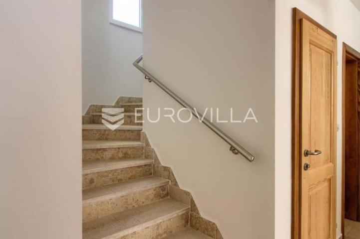 Medulin, velika samostojeća kuća 360 m² s bazenom