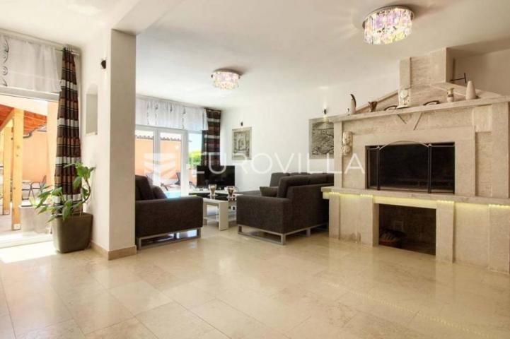 Medulin, velika samostojeća kuća 360 m² s bazenom