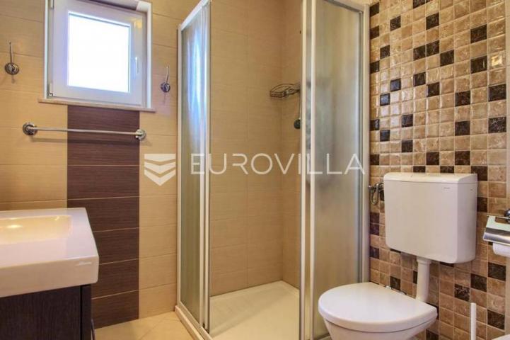 Medulin, velika samostojeća kuća 360 m² s bazenom