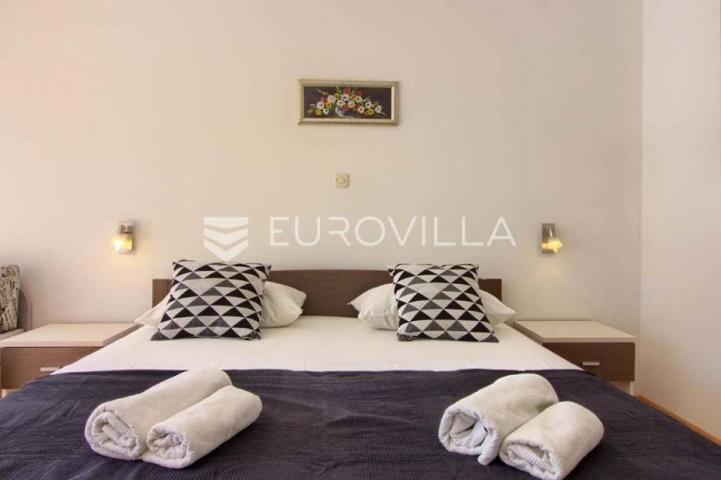 Medulin, velika samostojeća kuća 360 m² s bazenom