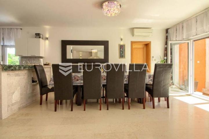 Medulin, velika samostojeća kuća 360 m² s bazenom