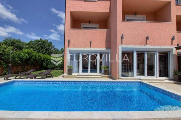 Medulin, velika samostojeća kuća 360 m² s bazenom