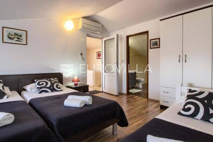 Medulin, velika samostojeća kuća 360 m² s bazenom