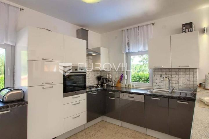 Medulin, velika samostojeća kuća 360 m² s bazenom