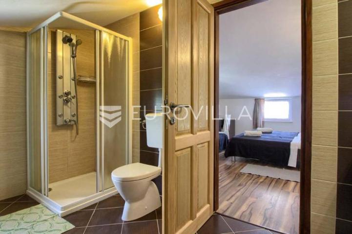 Medulin, velika samostojeća kuća 360 m² s bazenom