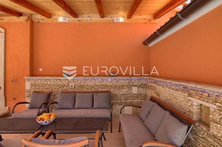 Medulin, velika samostojeća kuća 360 m² s bazenom