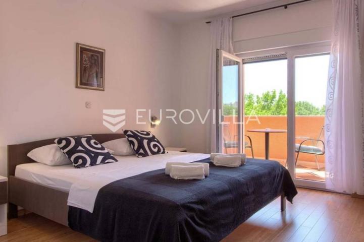 Medulin, velika samostojeća kuća 360 m² s bazenom