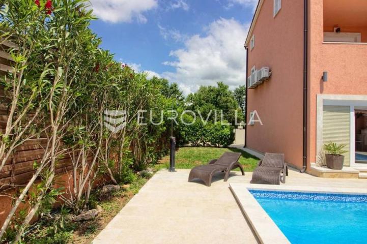 Medulin, velika samostojeća kuća 360 m² s bazenom